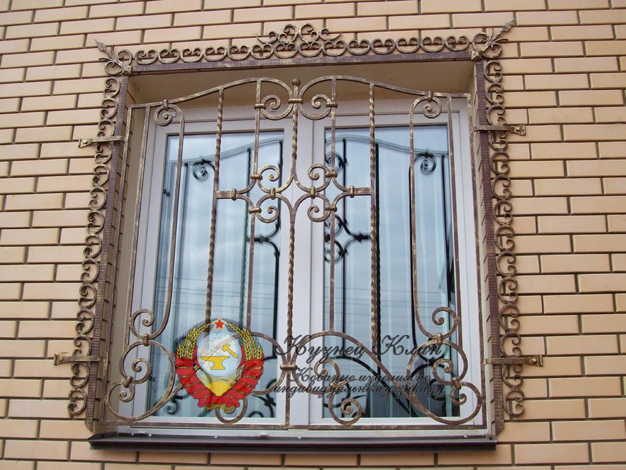 Кованая оконная решетка с ажурным наличником