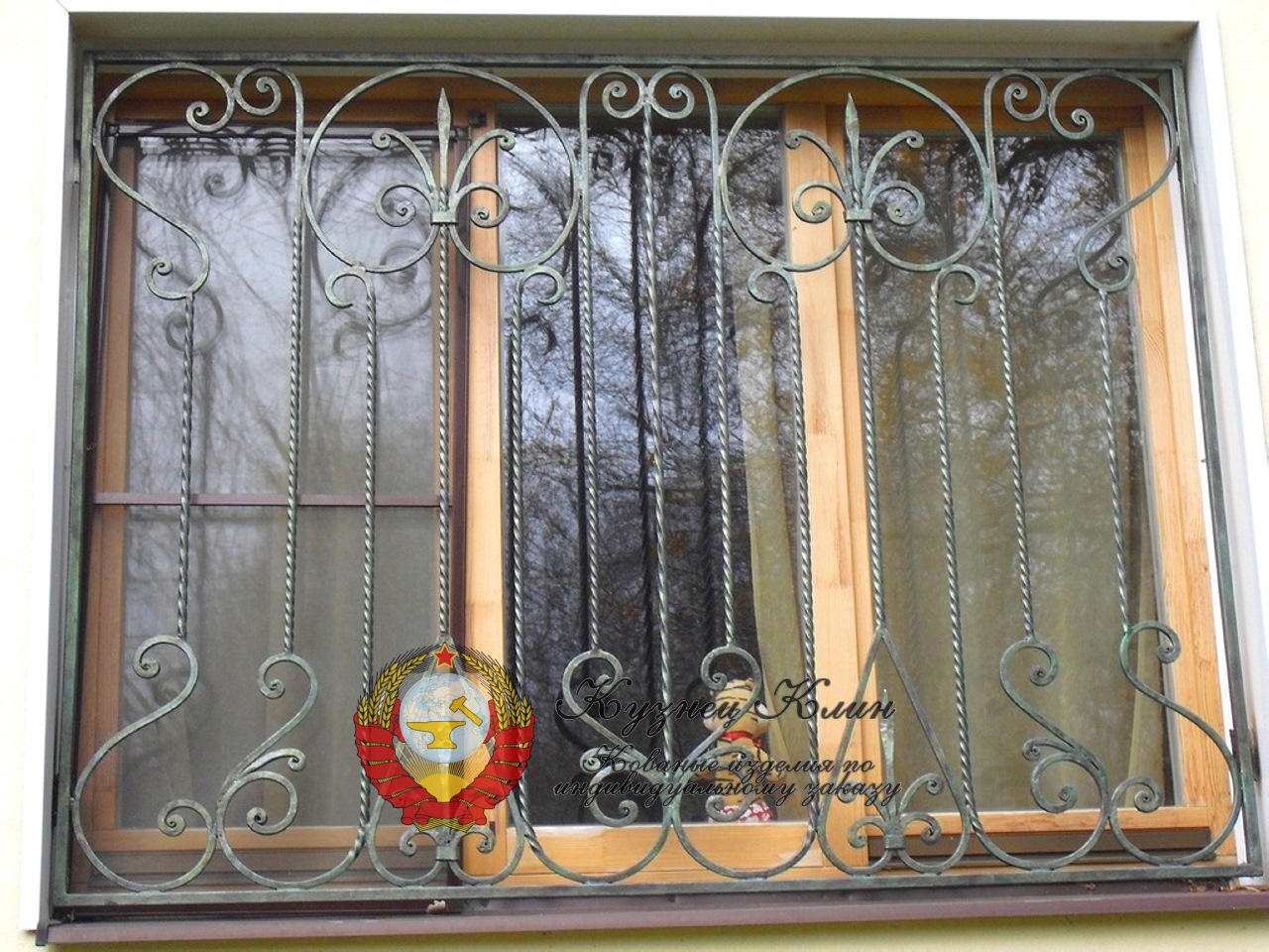 Кованая оконная решетка с креплением в торцы
