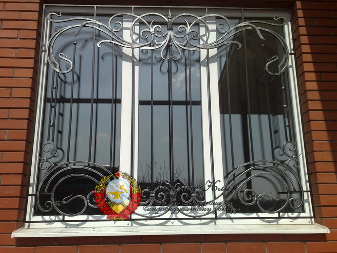 Кованая оконная решетка с простым центром и оригинальными краями