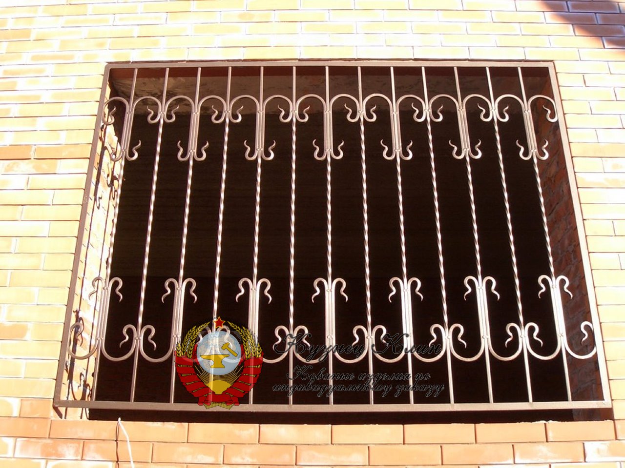 Сварная оконная  решетка с коваными элементами