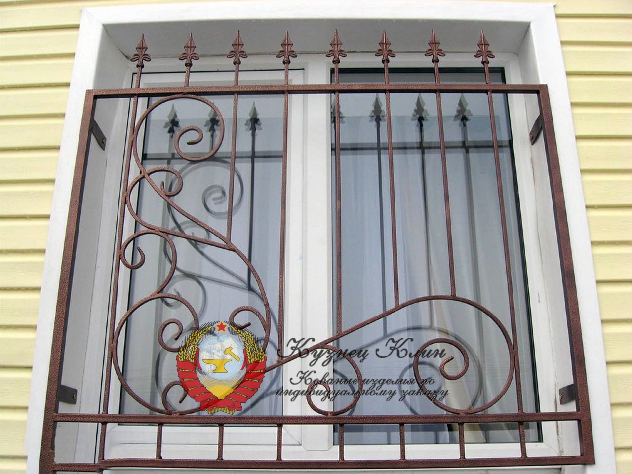 Сварная оконная  решетка с ковкой