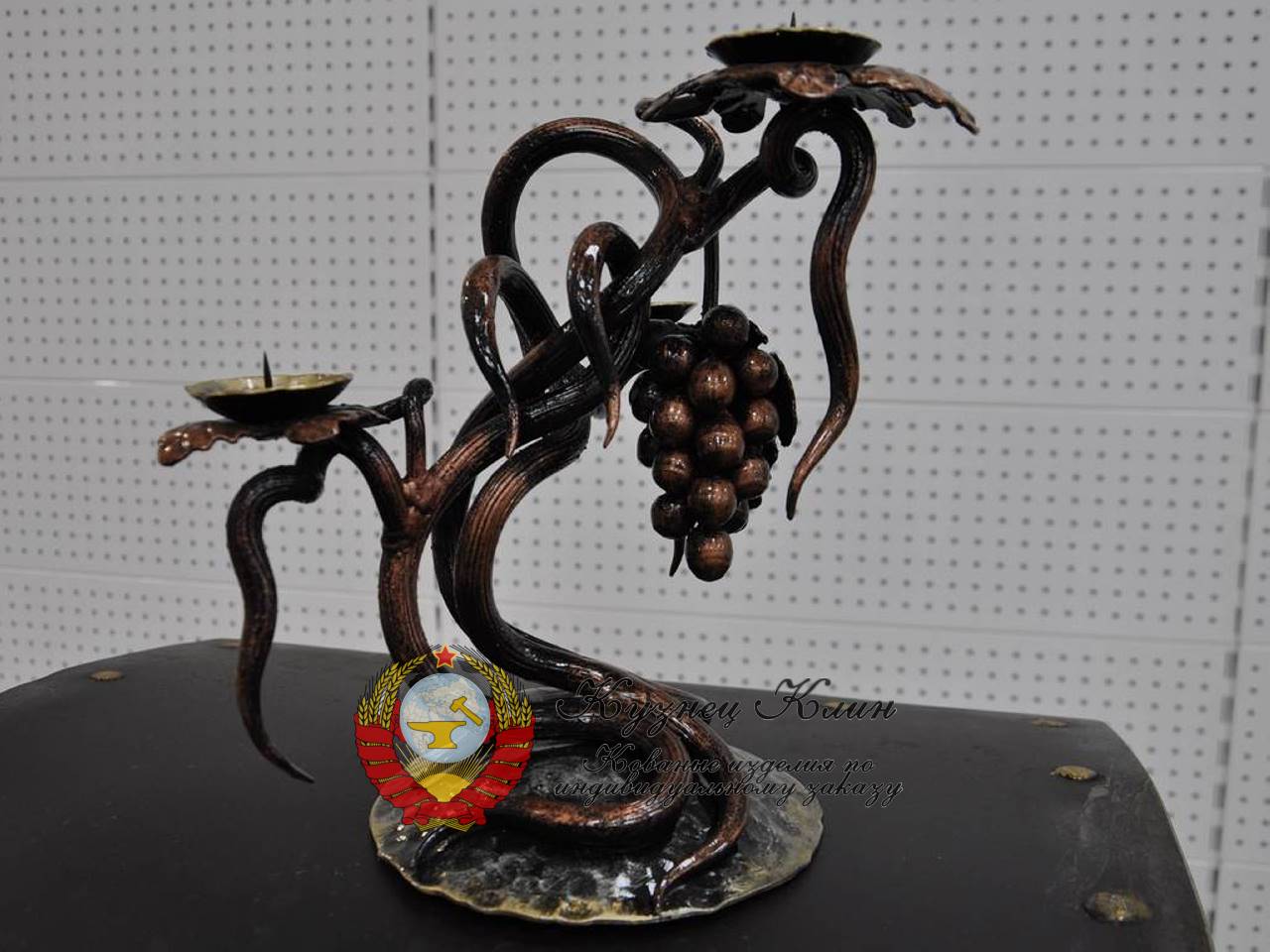 Кованый подсвечник с виноградной лозой