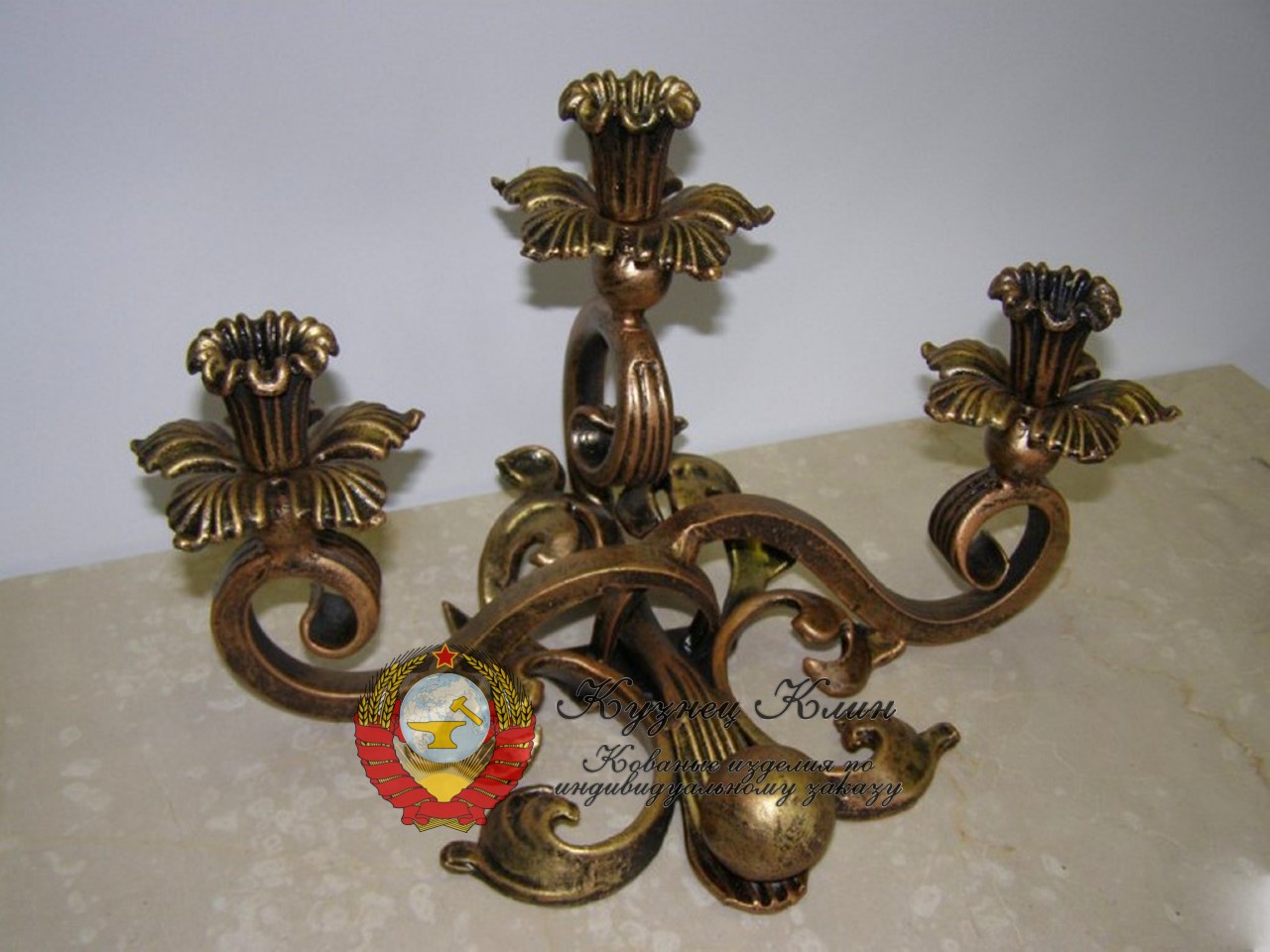 Кованый подсвечник с цветами золотая бронза