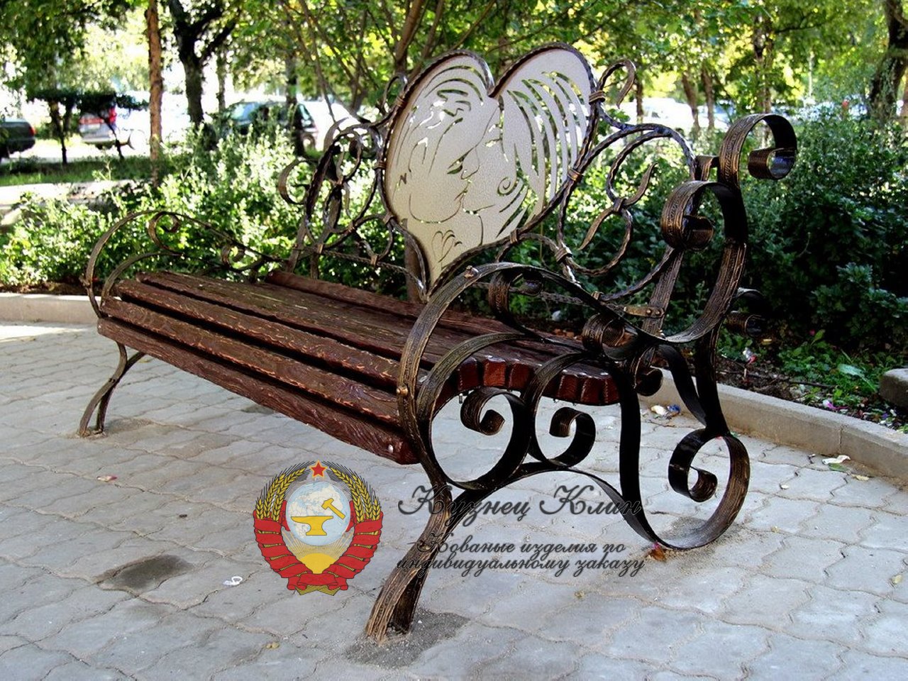 Кованая лавочка для влюблённых