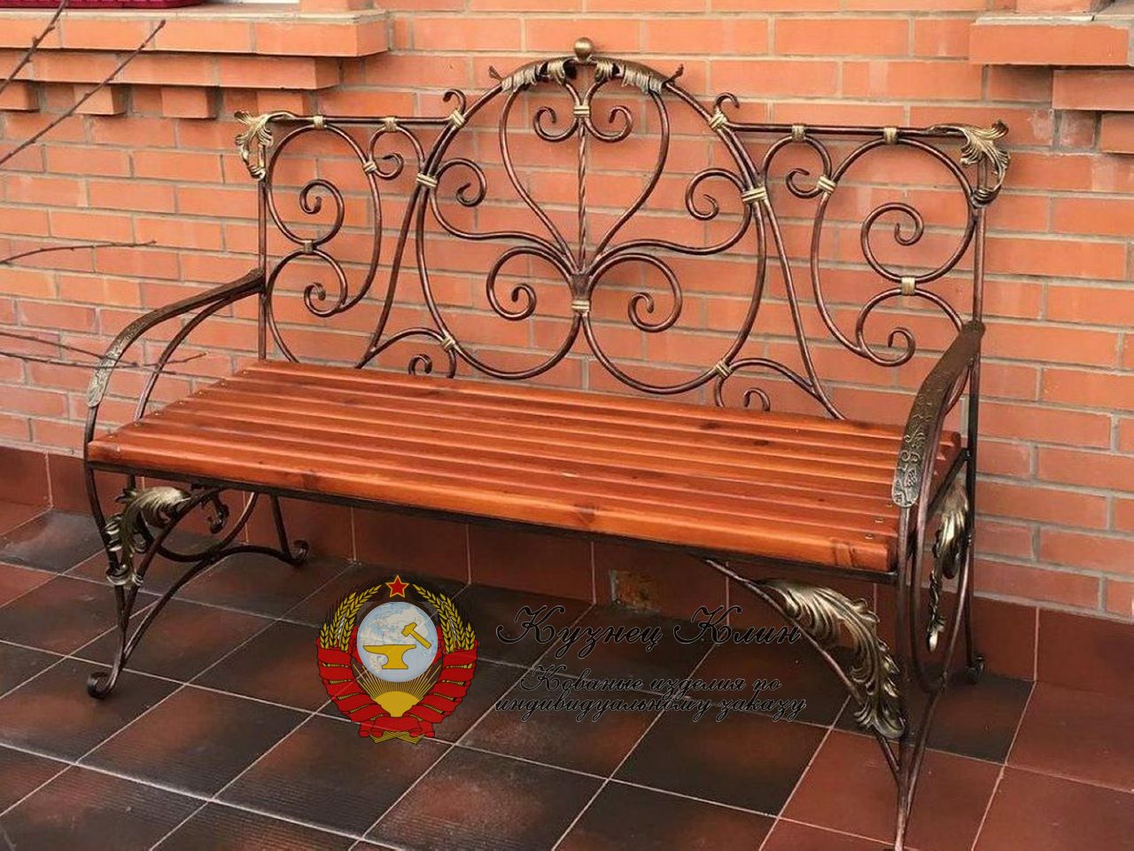 Кованая лавочка с ажурной спинкой