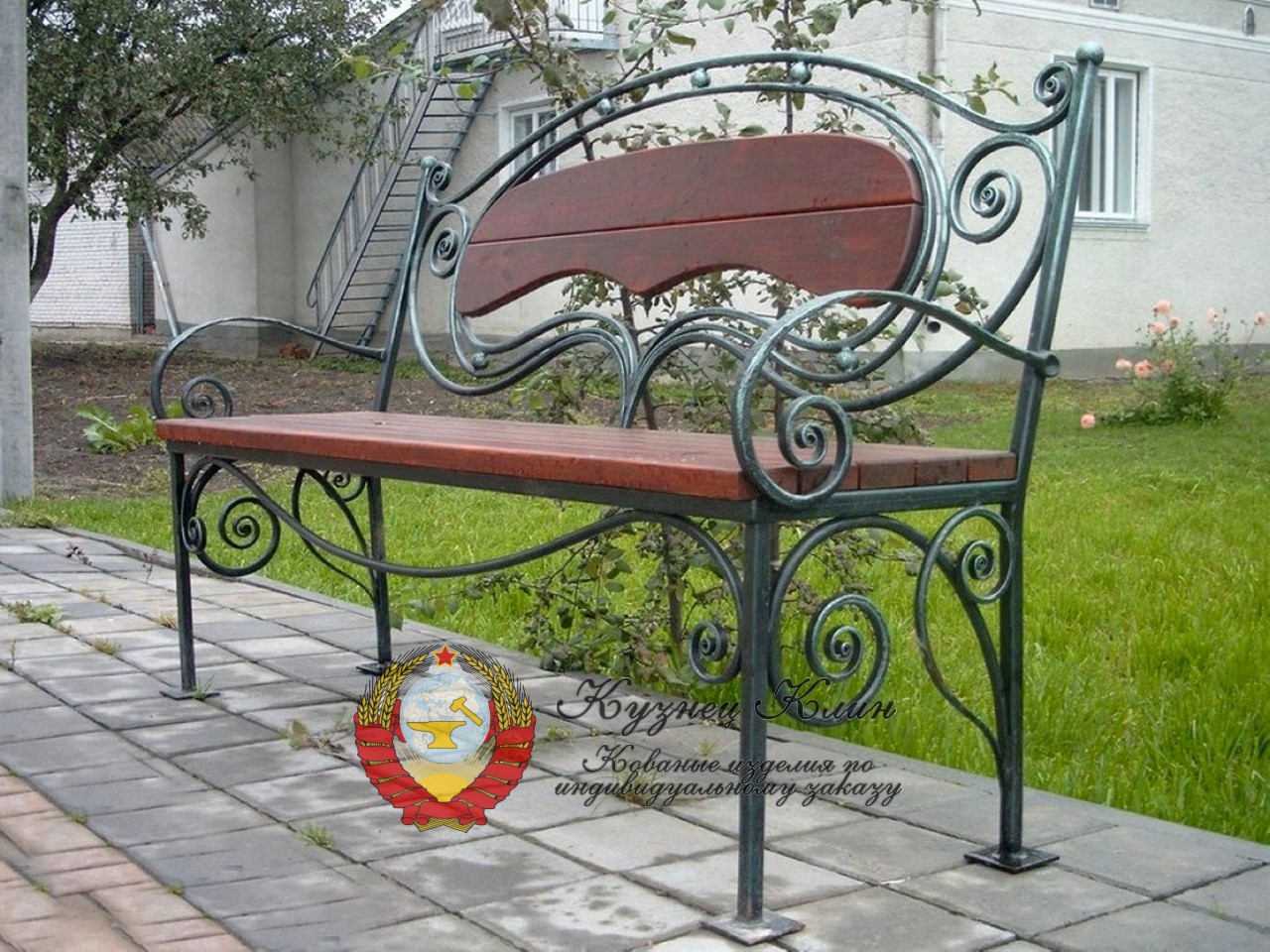 Кованая лавочка с деревом