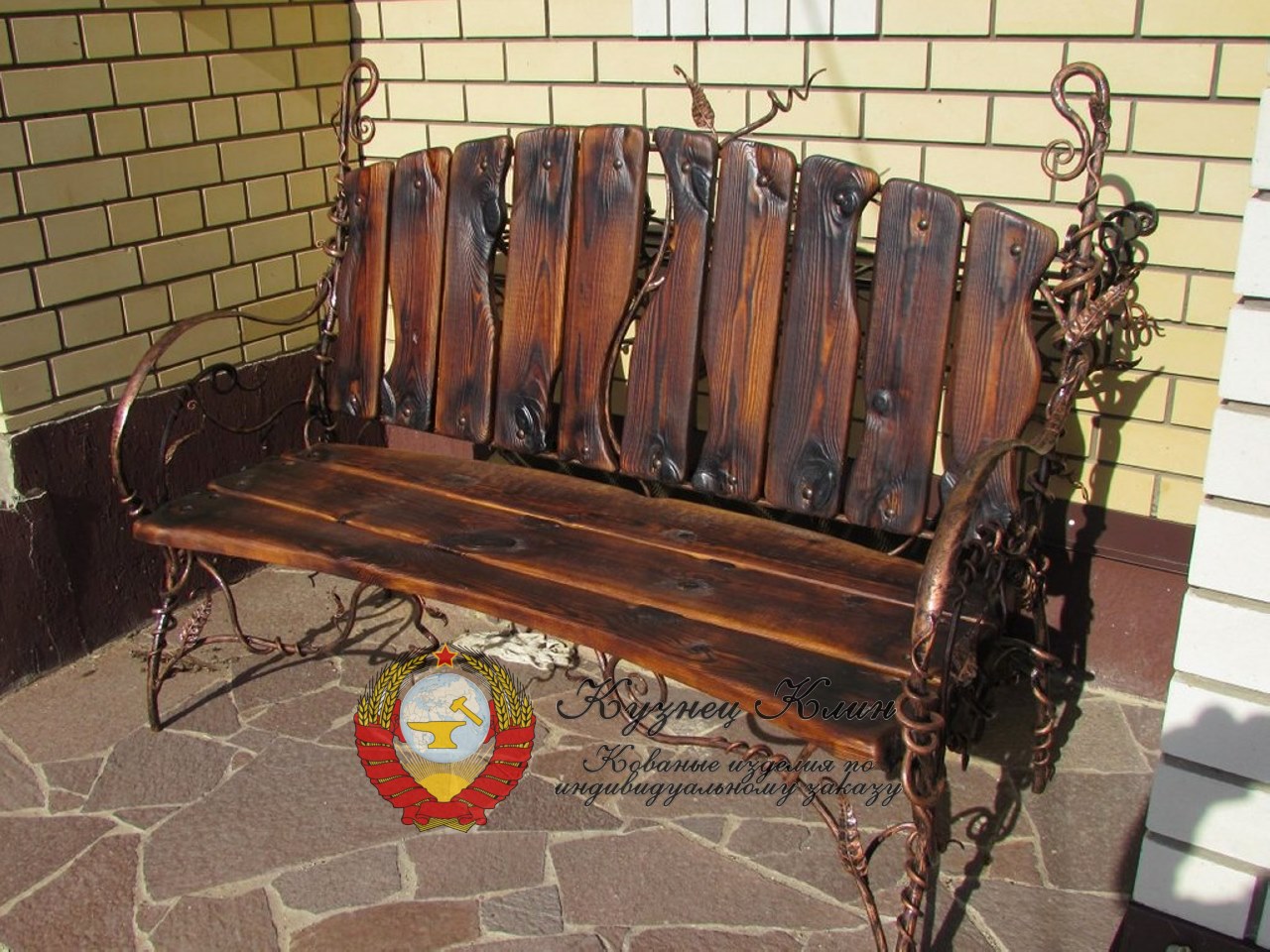 Кованая лавочка с обажённым деревом