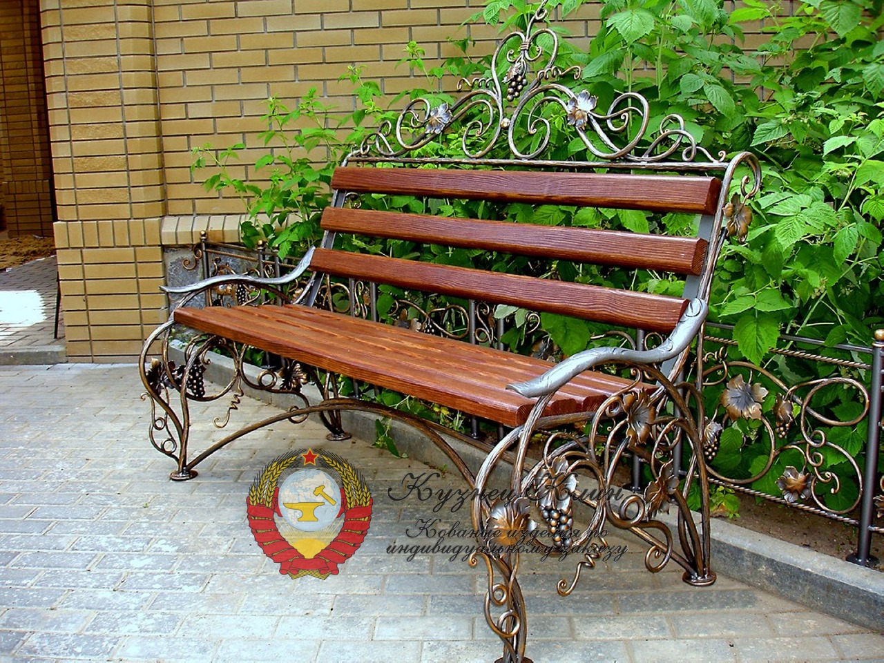 Кованая скамейка с дубовой спинкой и сидением