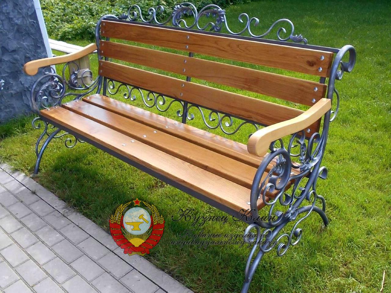 лавочка с коваными подлокотниками