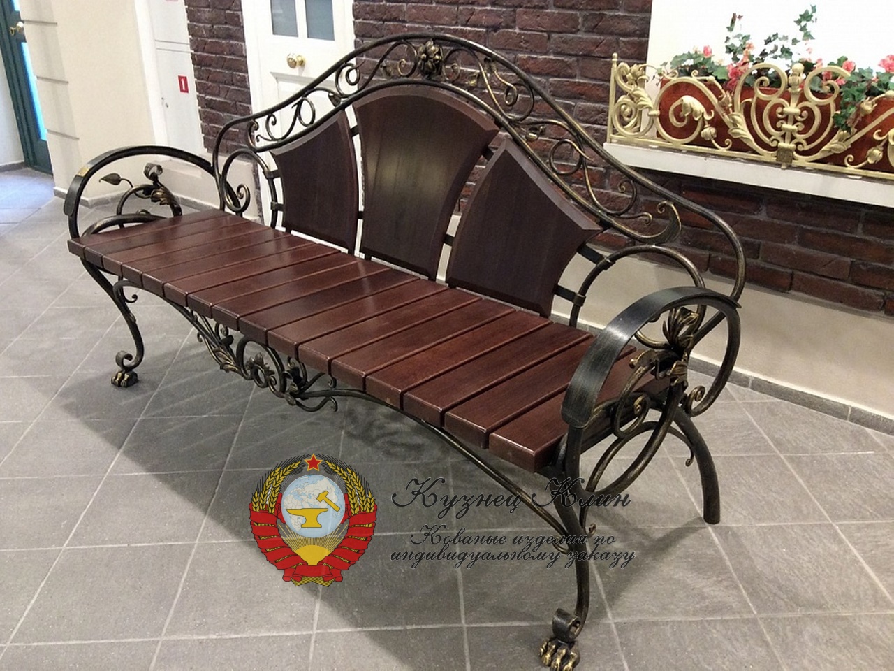 Скамейка кованая со спинкой и сидением из ясеня
