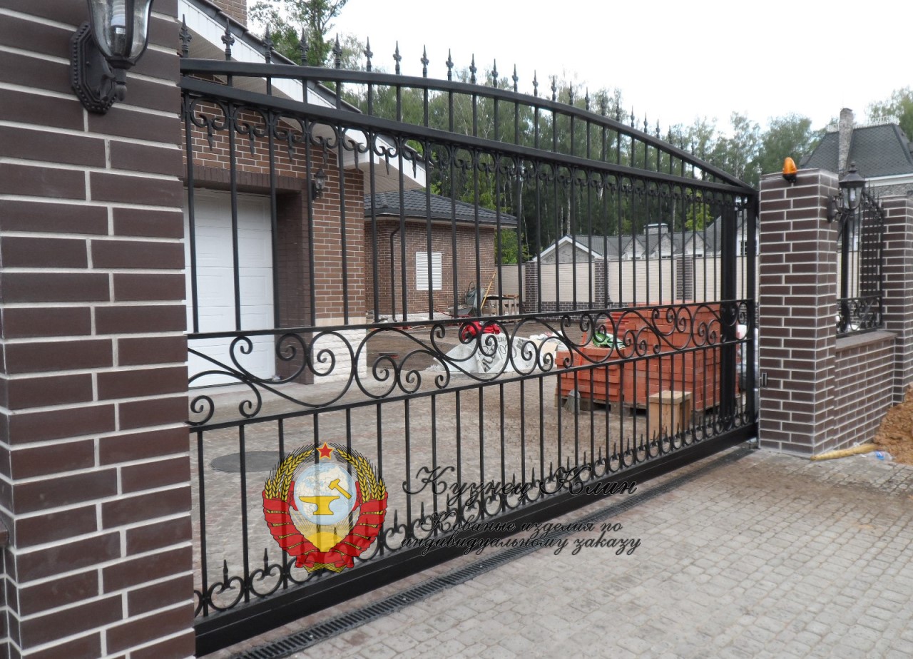 Ворота откатные с кованой вставкой