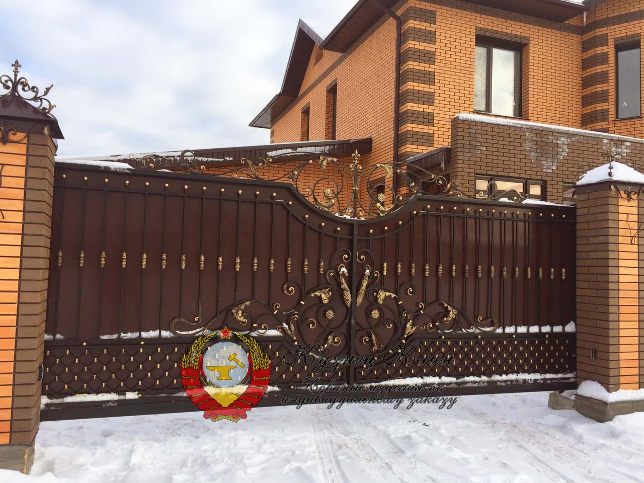 Кованые глухие ворота с окантами под золото