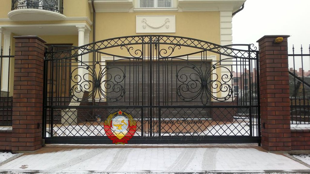 Кованые откатные ворота с сеточкой