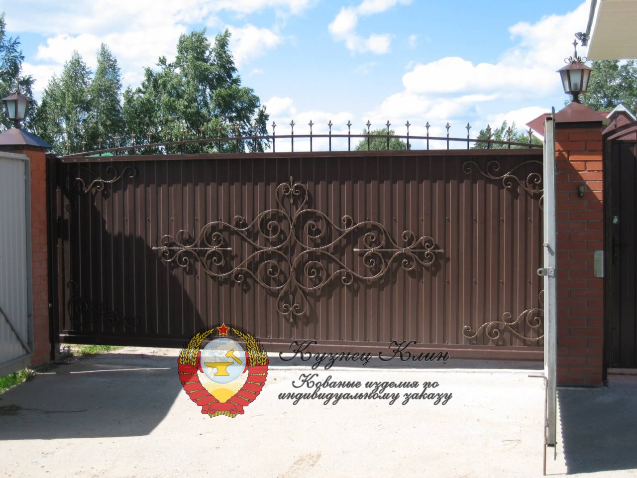 Откатные ворота с профлистом и накладными коваными элементами