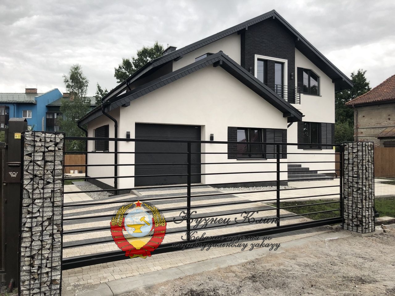 Откатные сварные ворота с оригинальными столбами